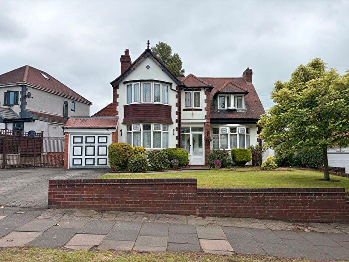 4 Bedroom Detached House For Sale In Kingstanding Road, Kingstanding, Birmingham, B44