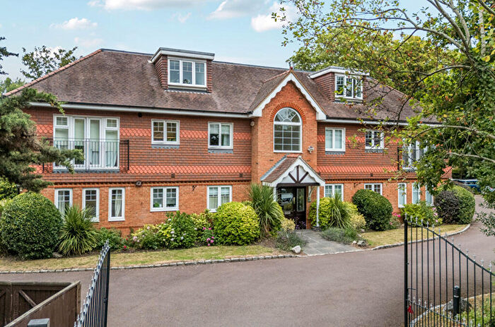 2 Bedroom Flat For Sale In Old Forest Road, Wokingham, Berkshire, RG41