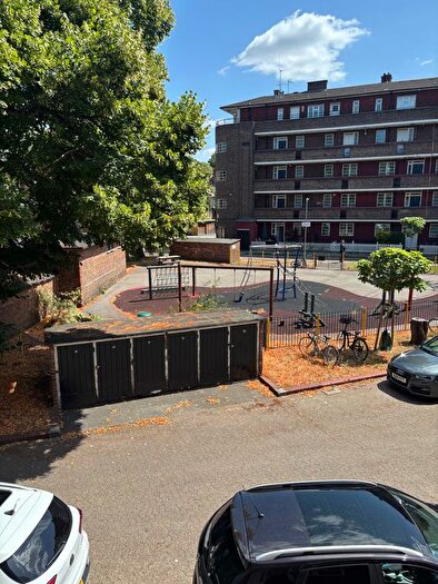 Block Of Flats To Rent In Oaklands Estate, London, SW4