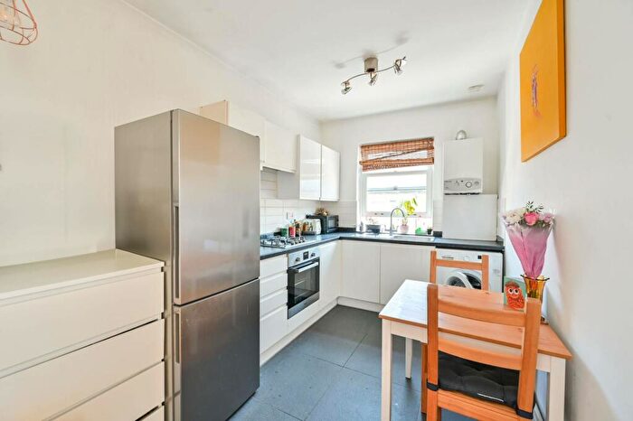 2 Bedroom Flat To Rent In Freemantle Street, Elephant And Castle, London, SE17