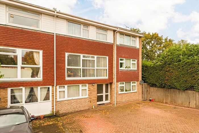 2 Bedroom Flat To Rent In Lanark Close, Ealing, W5