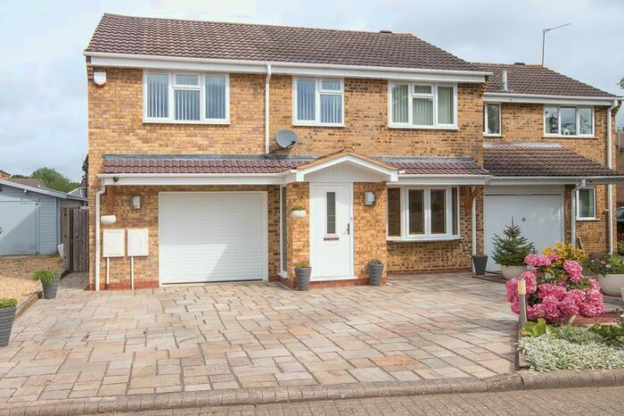 4 Bedroom Semi-Detached House To Rent In Chillenden Court, Totton, Southampton, SO40