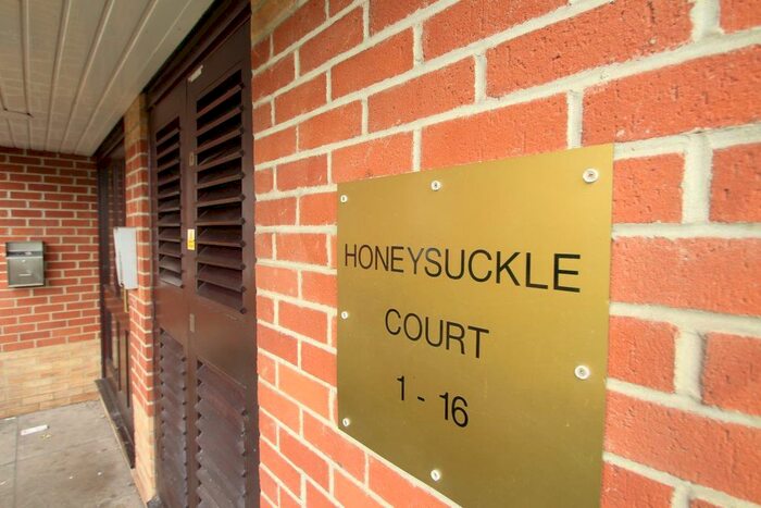 1 Bedroom Flat To Rent In Hyacinth Close, Ilford, IG1