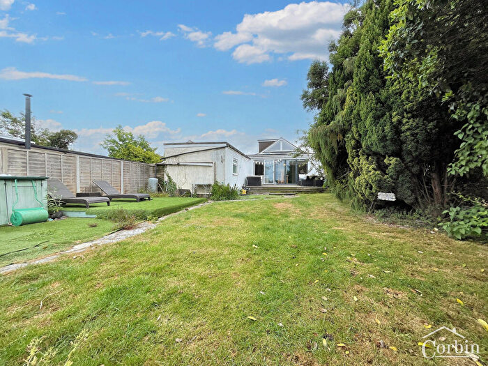 5 Bedroom Chalet For Sale In Daws Avenue, Bournemouth, BH11