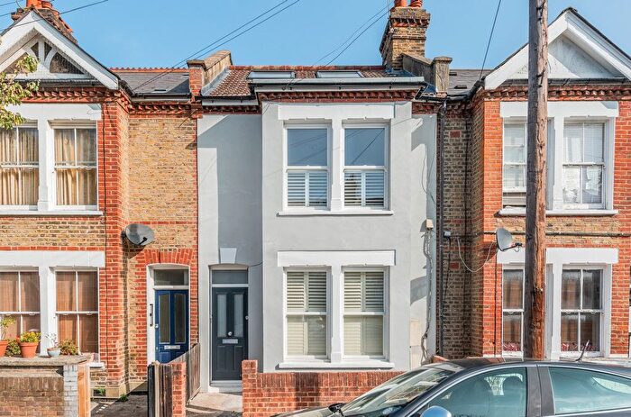 3 Bedroom Flat For Sale In Lydden Grove, Earlsfield, London, SW18