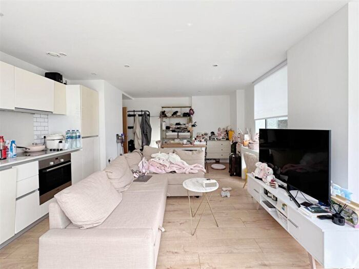 1 Bedroom Flat To Rent In Goodchild Road, Woodberry Downs, N4