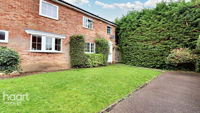 3 Bedroom Semi Detached House For Sale In Mutford Croft, Luton, LU2