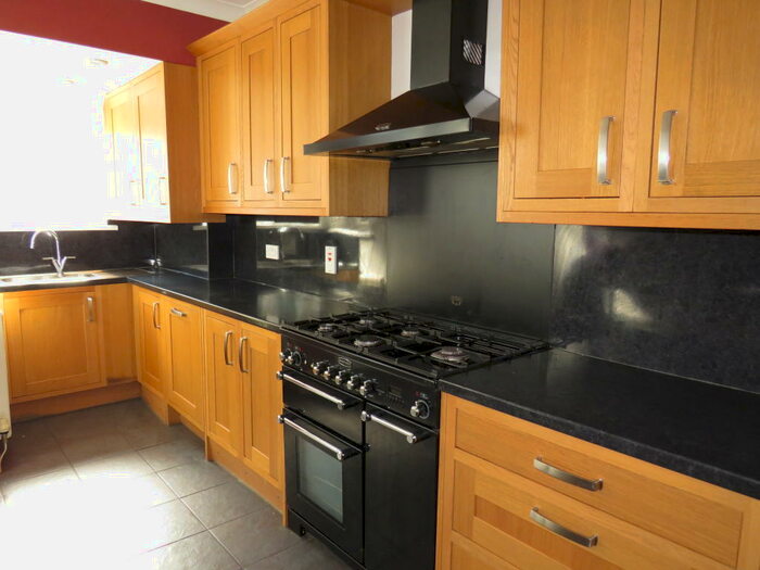 6 Bedroom House To Rent In Skircoat Road, Halifax, HX1