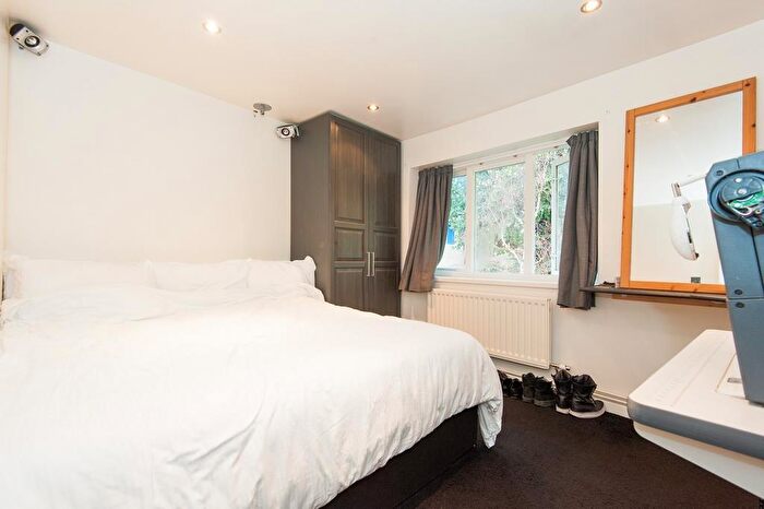 2 Bedroom Apartment To Rent In Mothers Square, Hackney, E5