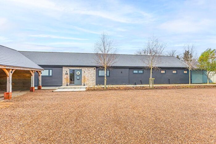 4 Bedroom Barn Conversion For Sale In Cedar Barn, Hollingdon, LU7
