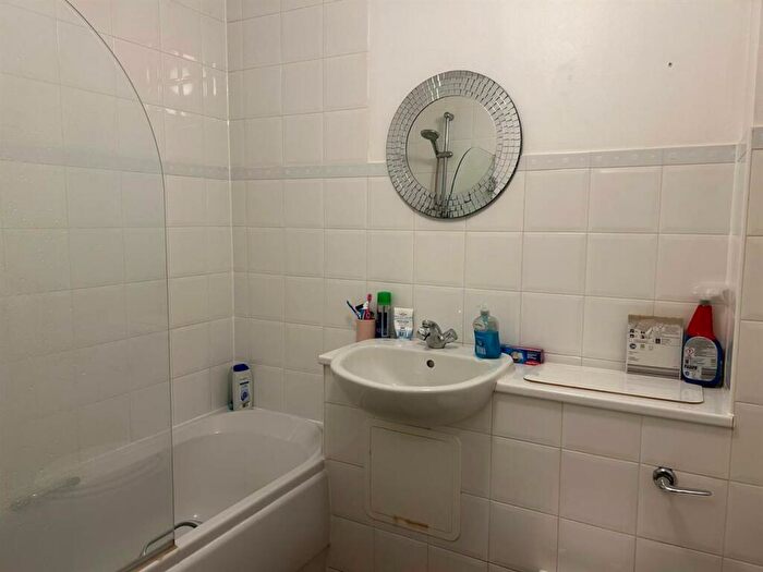 2 Bedroom Apartment For Sale In St Andrews Close, Canterbury, CT1