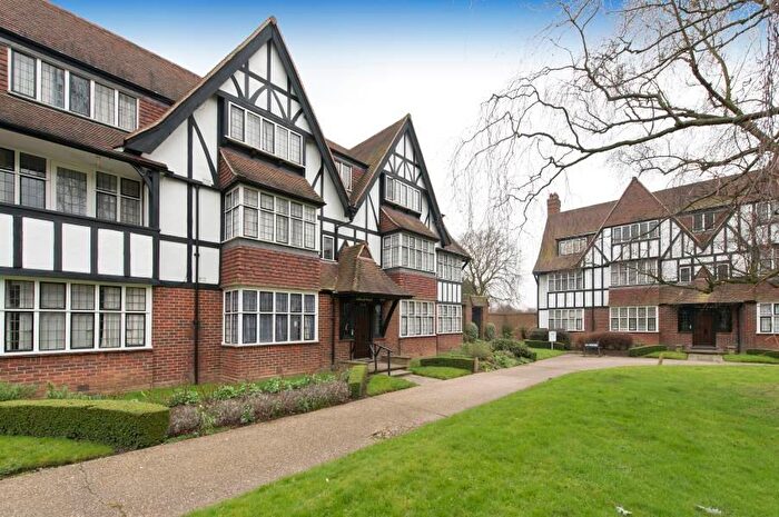 3 Bedroom Flat To Rent In Rutland Court, Queens Drive, West Acton, London, W3