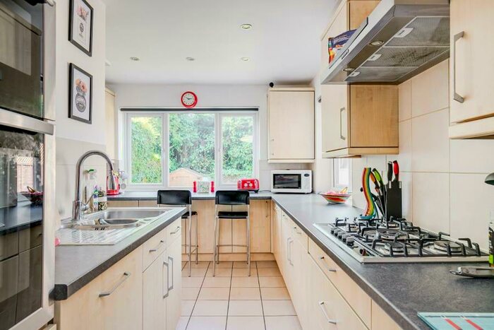 3 Bedroom Terraced House To Rent In Beechwood Avenue, Finchley, N3