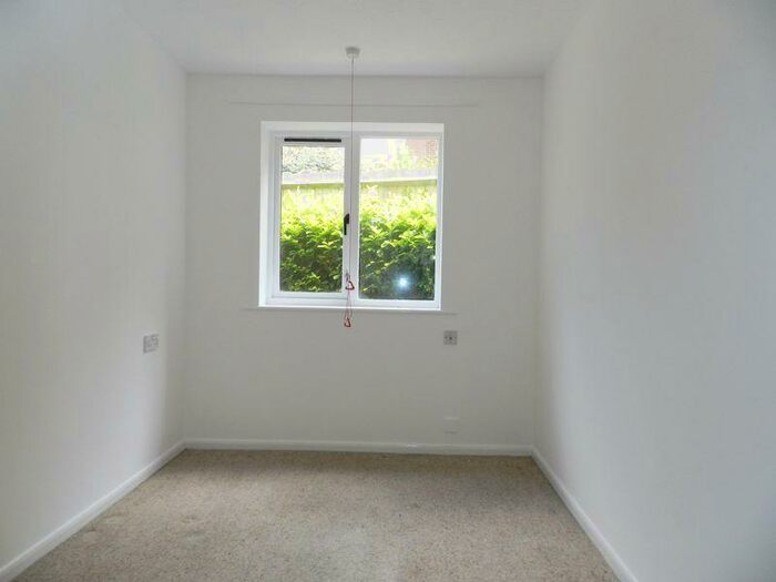 2 Bedroom Flat For Sale In Chestnut Lodge, Southampton, SO16