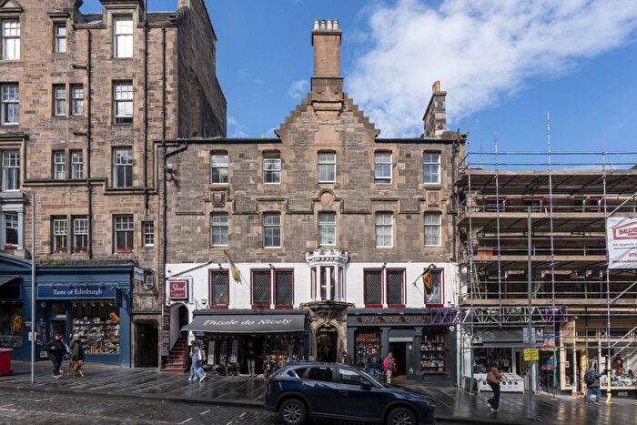 2 Bedroom Flat To Rent In High Street, Edinburgh, EH1