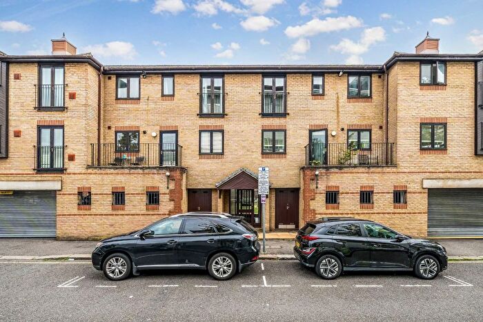 2 Bedroom Flat To Rent In Hardman Road, Kingston, KT2