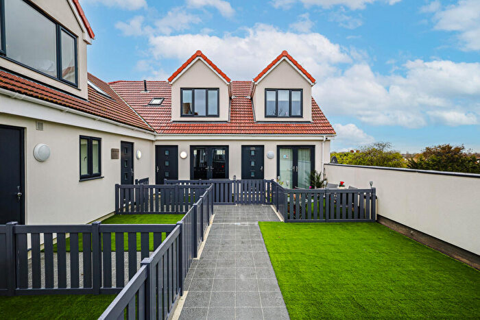 2 Bedroom Flat For Sale In Elmsleigh Drive, Leigh-on-Sea, SS9