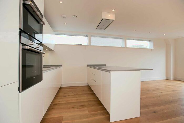 3 Bedroom Flat To Rent In Inner Park Road, Wimbledon, London, SW19