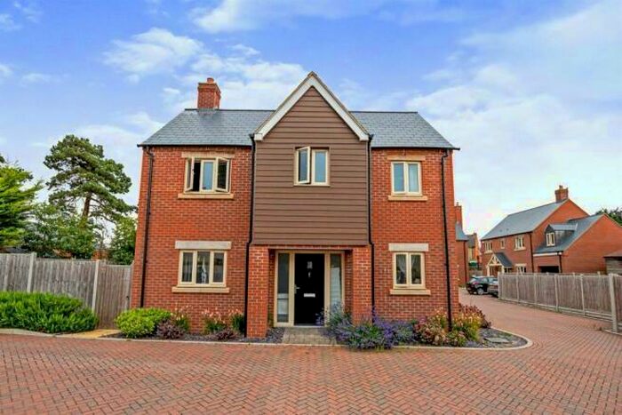 4 Bedroom Link Detached House To Rent In Salter Close, Raunds, Wellingborough, NN9