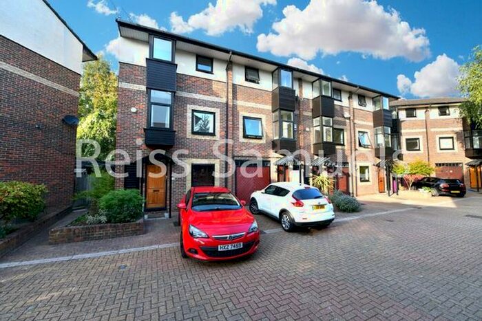 5 Bedroom Town House To Rent In Barnfield Place, London, E14