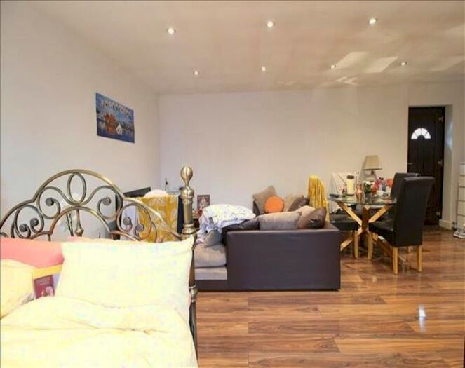 1 Bedroom Studio To Rent In Studio Flat, Beehive Lane, Ilford, Greater London, IG4