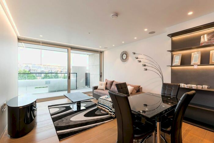3 Bedroom Flat To Rent In Buckingham Palace Road, Victoria, London, SW1W