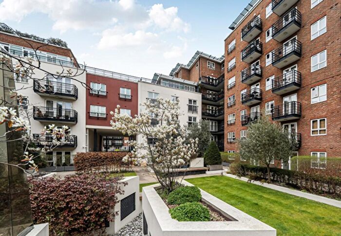 2 Bedroom Flat For Sale In Royal Quarter, Seven Kings Way, Kingston Upon Thames, KT2