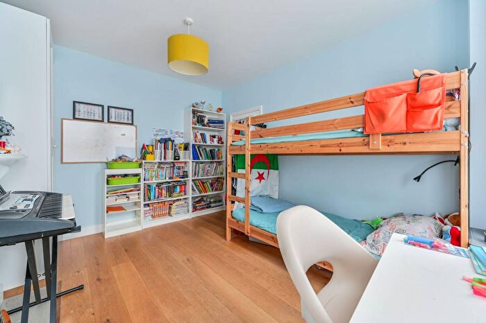 3 Bedroom Flat To Rent In Queenstown Road, Battersea, London, SW8