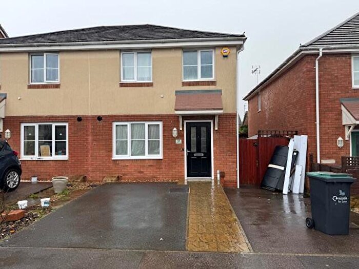 3 Bedroom Semi-Detached House To Rent In Verde Close, Luton, Bedfordshire, LU2