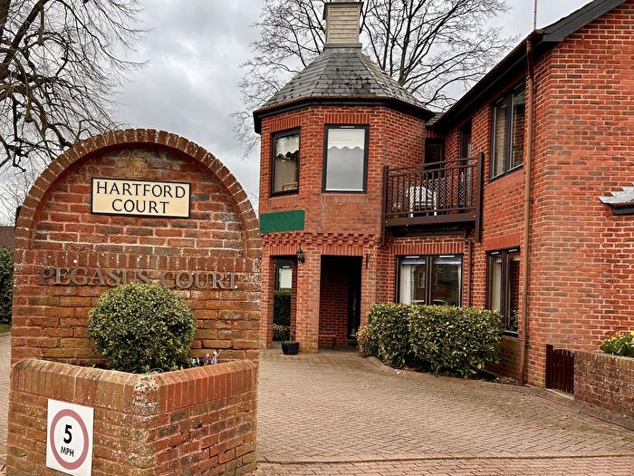 2 Bedroom Flat For Sale In Wetherby Gardens, Hook, RG27