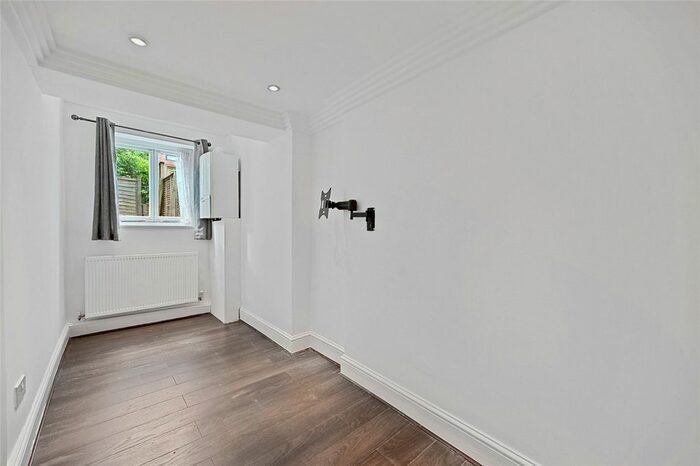 2 Bedroom Flat To Rent In Adelaide Grove, London, W12