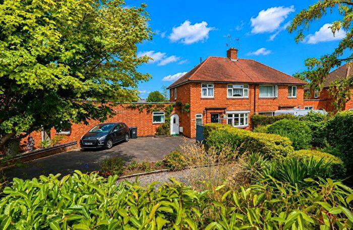 3 Bedroom Semi-Detached House For Sale In Featherston Drive, Burbage, LE10