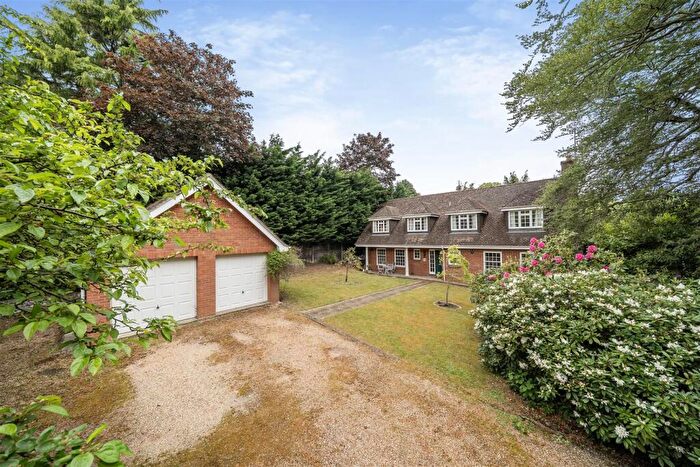 4 Bedroom Detached House For Sale In Carrick Lane, Yateley, Hampshire, GU46