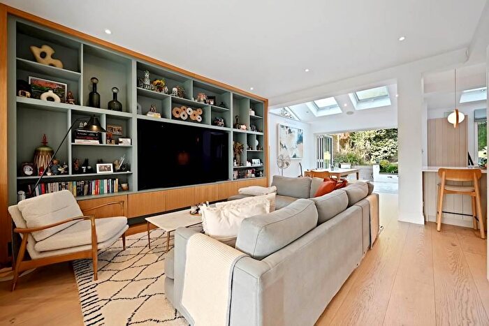 5 Bedroom Link Detached House For Sale In Makepeace Avenue, Holly Lodge Estate, N6