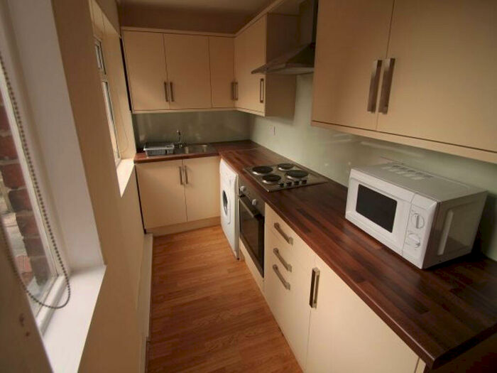 4 Bedroom House To Rent In Hessle View, Leeds, LS6