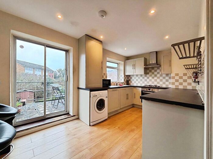 3 Bedroom Maisonette To Rent In Cyclamen Road, Swanley, BR8