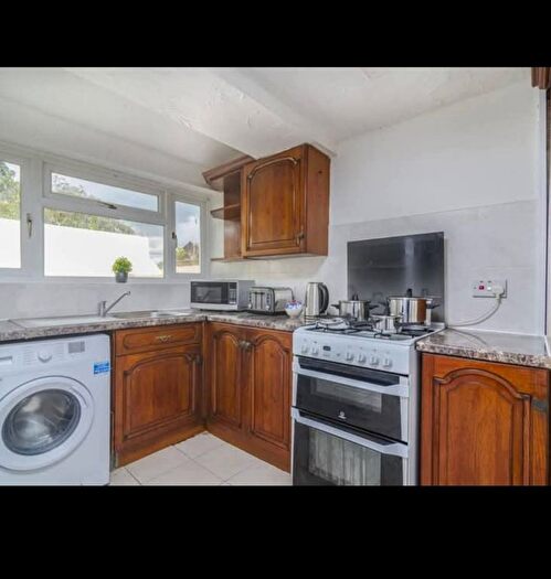 6 Bedroom Semi-Detached House To Rent In Albany Road, ME4