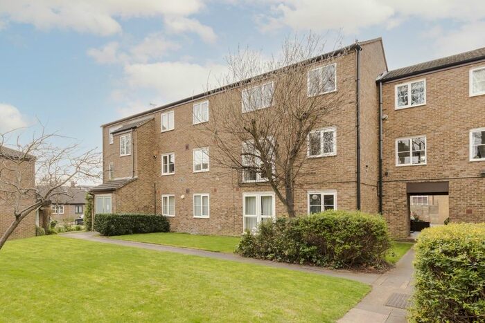 2 Bedroom Flat To Rent In St. Gerards Close, London, SW4