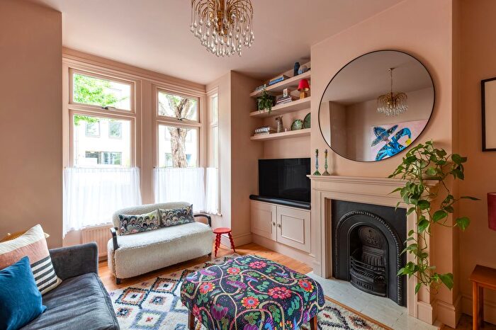 3 Bedroom Terraced House For Sale In Daubeney Road, London, E5
