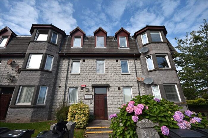 2 Bedroom Flat To Rent In Crathie Gardens West, City Centre, Aberdeen, AB10