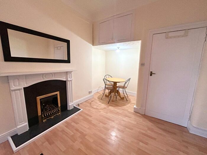 1 Bedroom Flat To Rent In Kildonan Drive, Thornwood, Glasgow, G11