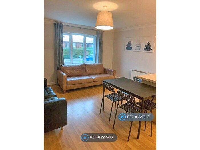 2 Bedroom Flat To Rent In Hall Lane, Manchester, M23