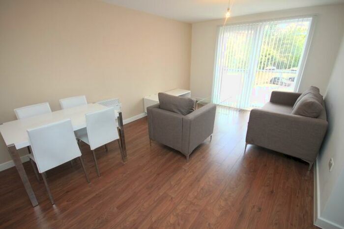 3 Bedroom Apartment To Rent In Riverside Building Salford, M5