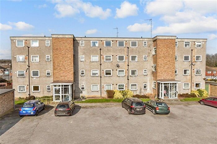 2 Bedroom Flat For Sale In Wentworth Drive, Sittingbourne, Kent, ME10