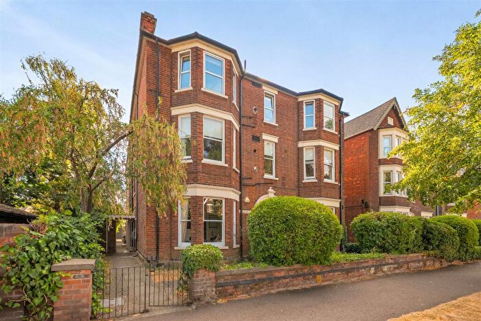2 Bedroom Flat For Sale In Bushmead Avenue, Bedford, MK40