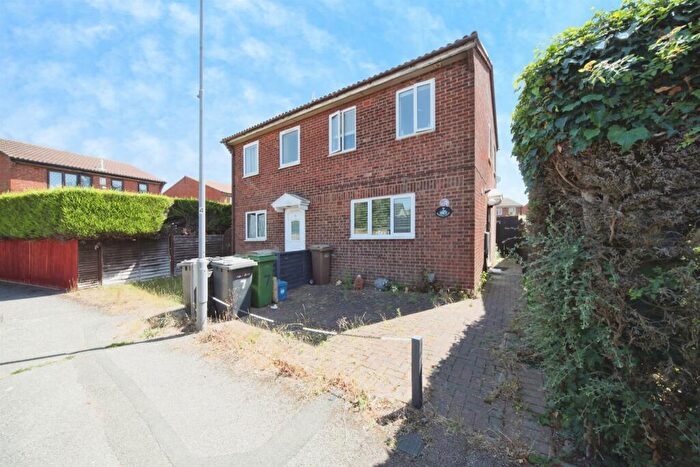 2 Bedroom Semi-Detached House For Sale In Branton Close, Luton, LU2