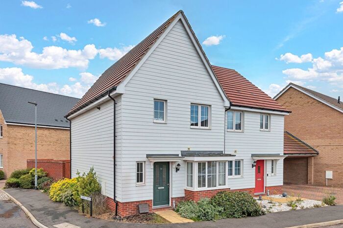 3 Bedroom Semi Detached House For Sale In Larch Way, Red Lodge, IP28