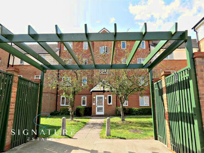 1 Bedroom Flat To Rent In Shetland House, Pioneer Way, Watford, Hertfordshire, WD18