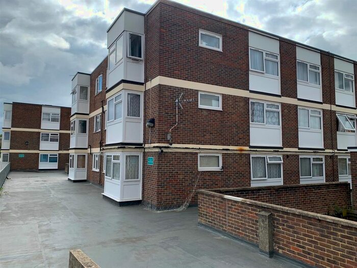 1 Bedroom Flat For Sale In Bush Fair, Harlow, CM18