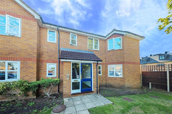 2 Bedroom Maisonette For Sale In Homefield Close, North Hayes, UB4
